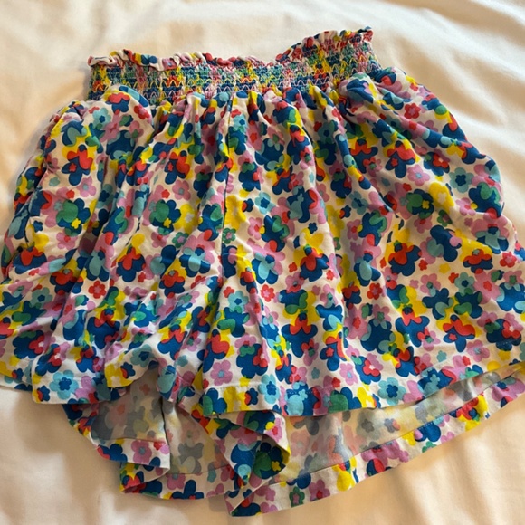 Mini Boden Girl’s Colorful Floral Tie Shoulder Smocked Top & shorts 🌸🌼🌺 - Picture 9 of 10
